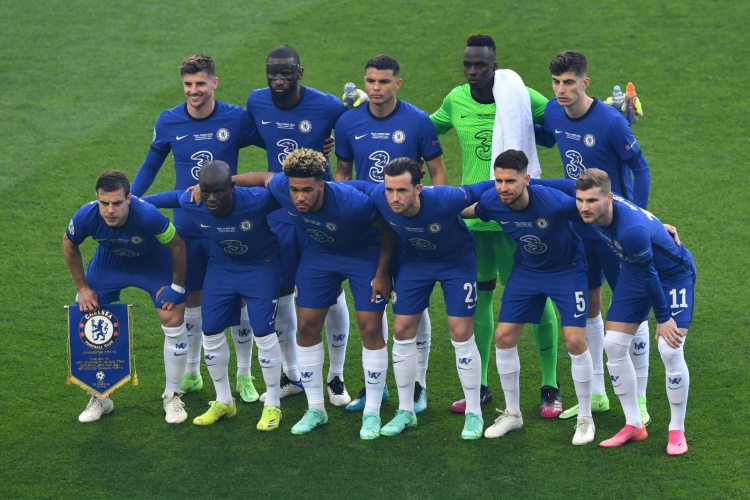 泪目！足协杯冠军奖杯被带回工体，放在已故球迷杨雪的座位旁（令人动容：足协杯冠军奖杯回归工体，安放在已故球迷杨雪的座位旁）