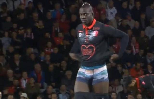 阿根廷国家队抵达安哥拉，大批球迷等候并高呼梅西名字（阿根廷国家队飞抵安哥拉，众多球迷迎候高喊梅西）