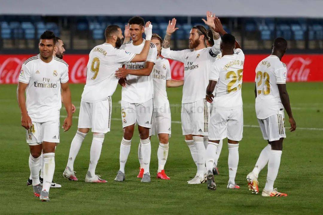 拜仁客战柏林联合：全主力阵容！凯恩、奥利塞、迪亚斯出战（拜仁客场对阵柏林联合：全主力出击，凯恩、奥利塞、迪亚斯出战）