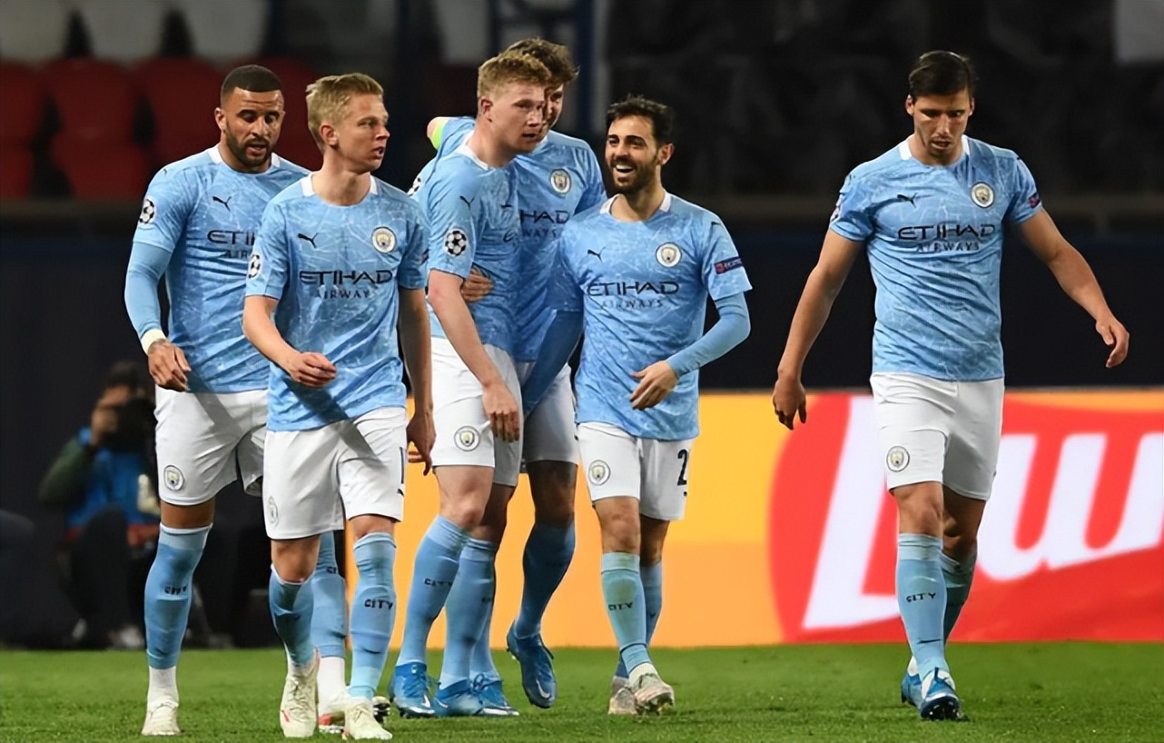 尴尬，一英格兰球迷在阿尔巴尼亚主场被旋转闸门卡住（英格兰球迷在阿尔巴尼亚主场被旋转闸门困住，场面尴尬）