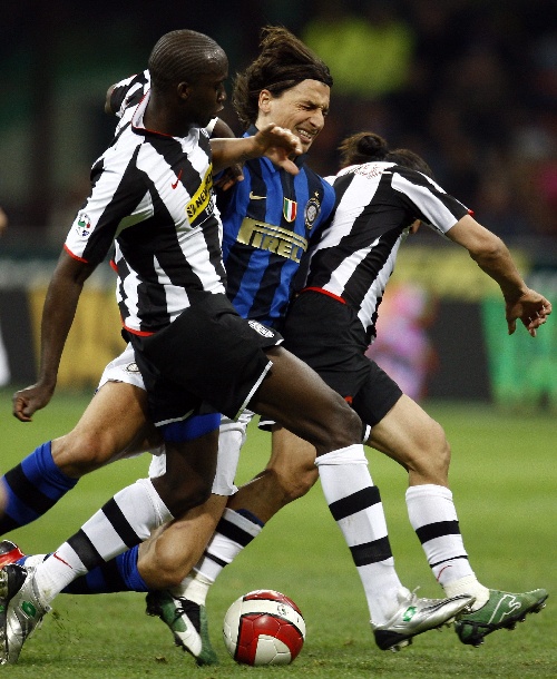 西甲半场：伦布雷拉斯闪击，亚马尔破门，巴萨2-1阿拉维斯（西甲半场战报：伦布雷拉斯闪击，亚马尔破门，巴萨2-1暂领先阿拉维斯）