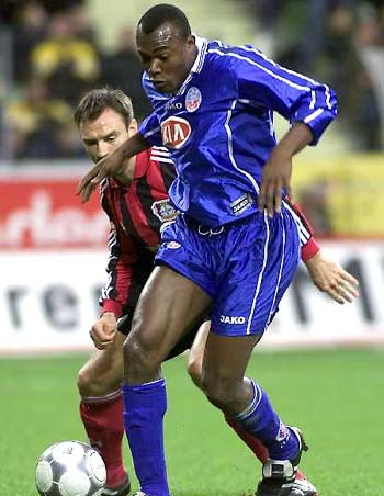 姆巴佩调侃破坏点球点：对方支撑脚要是打滑，我们就赚到了（姆巴佩打趣称在点球点“动手脚”：若对手支撑脚打滑，我们就占便宜）