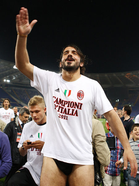 康宁汉姆前两场比赛均错失良机，本场命中关键中投率队取胜（前两战机会频失，康宁汉姆此役命中致胜中投率队获胜）