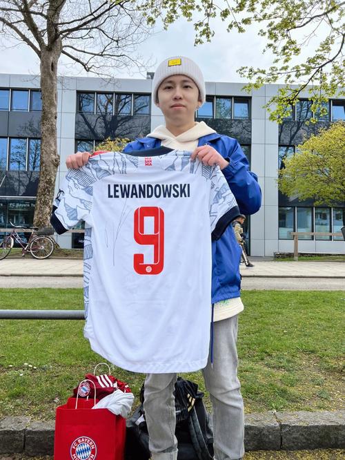 “高尔夫皇帝”伍兹称“腰部恢复速度不快…回归赛场时间未定”（伍兹：腰伤恢复缓慢，复出时间未定）