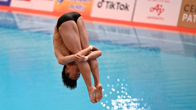 球员赛后把球衣送给癌症小球迷（赛后球员将球衣赠予患癌小球迷）