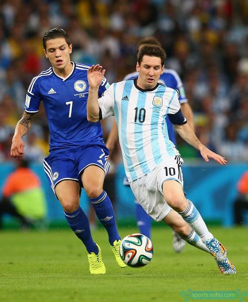 科里纳：既然具备核查条件，为何不能在角球判罚引入VAR？（科里纳质问：既然核查条件已具备，角球判罚为何不启用VAR？）