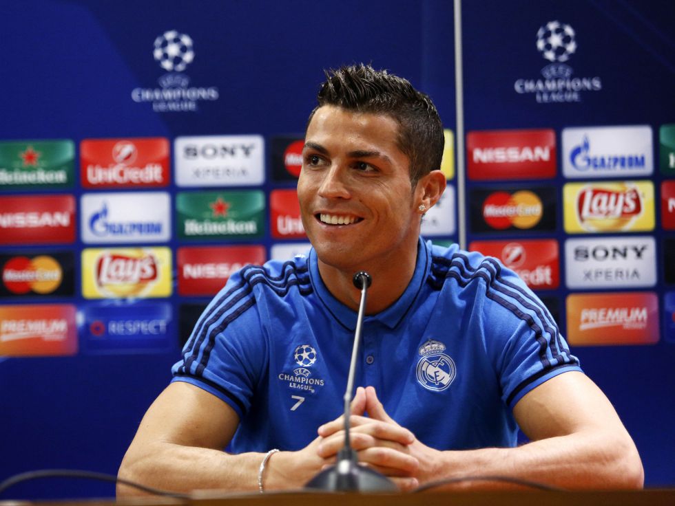 “苏超”冠军的排面，泰州市委书记和市长更衣室祝贺泰州夺冠（泰州问鼎苏超，市委书记、市长走进更衣室致贺）